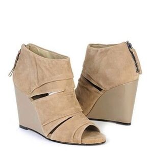Elegant Tan Wedge Sandals